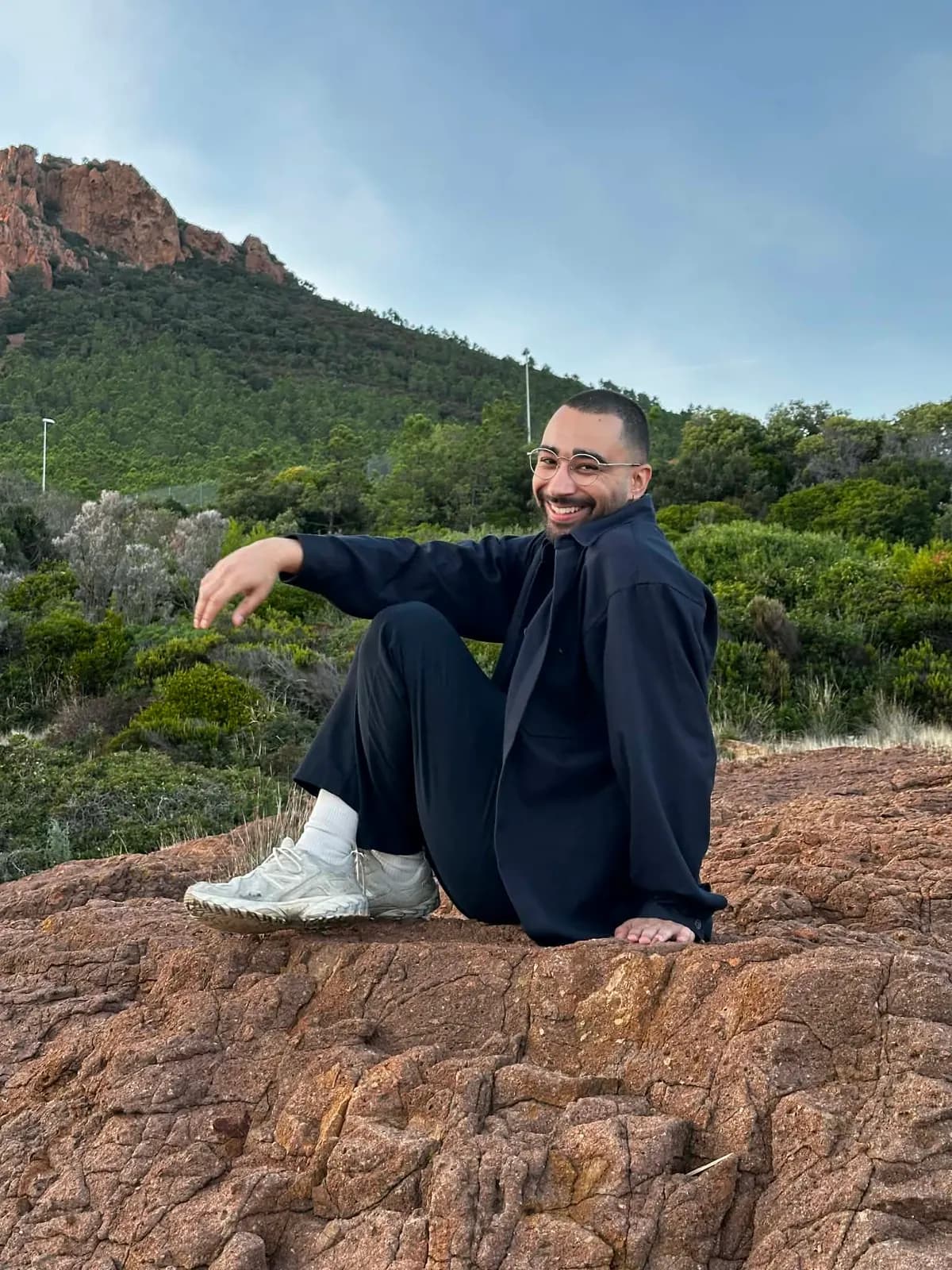 Guillaume Guidicelli, souriant en extérieur
