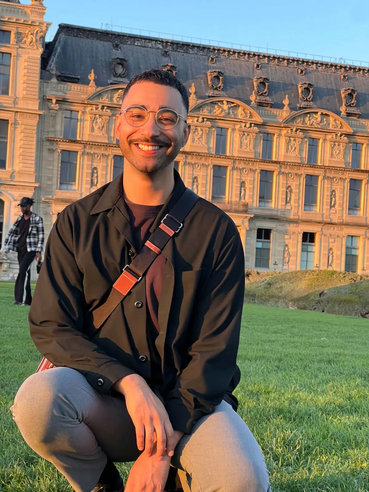 Guillaume à Paris, devant le Louvre