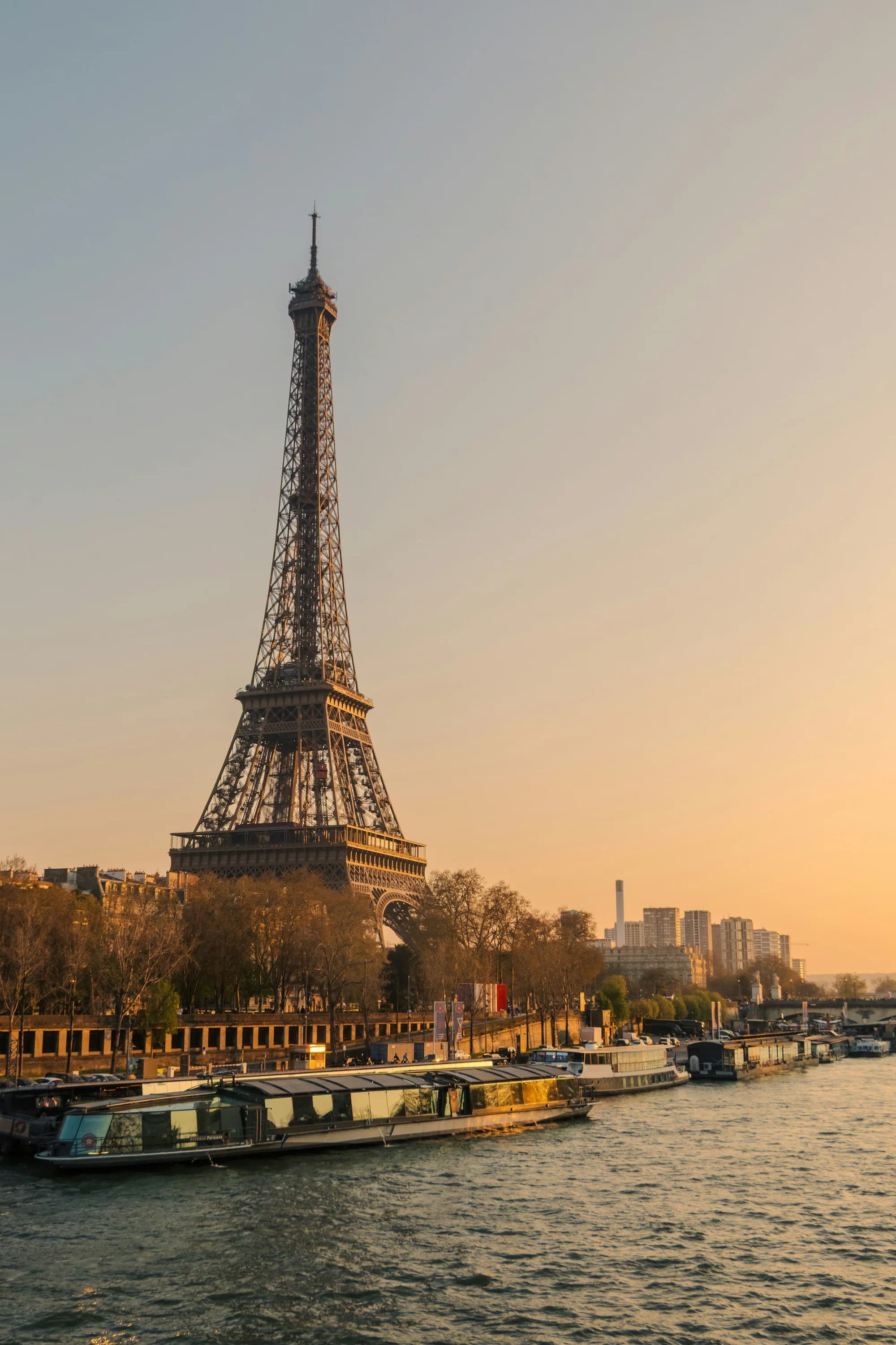 La tour Eiffel et la Seine dans la lumière de fin de journée, à Paris
