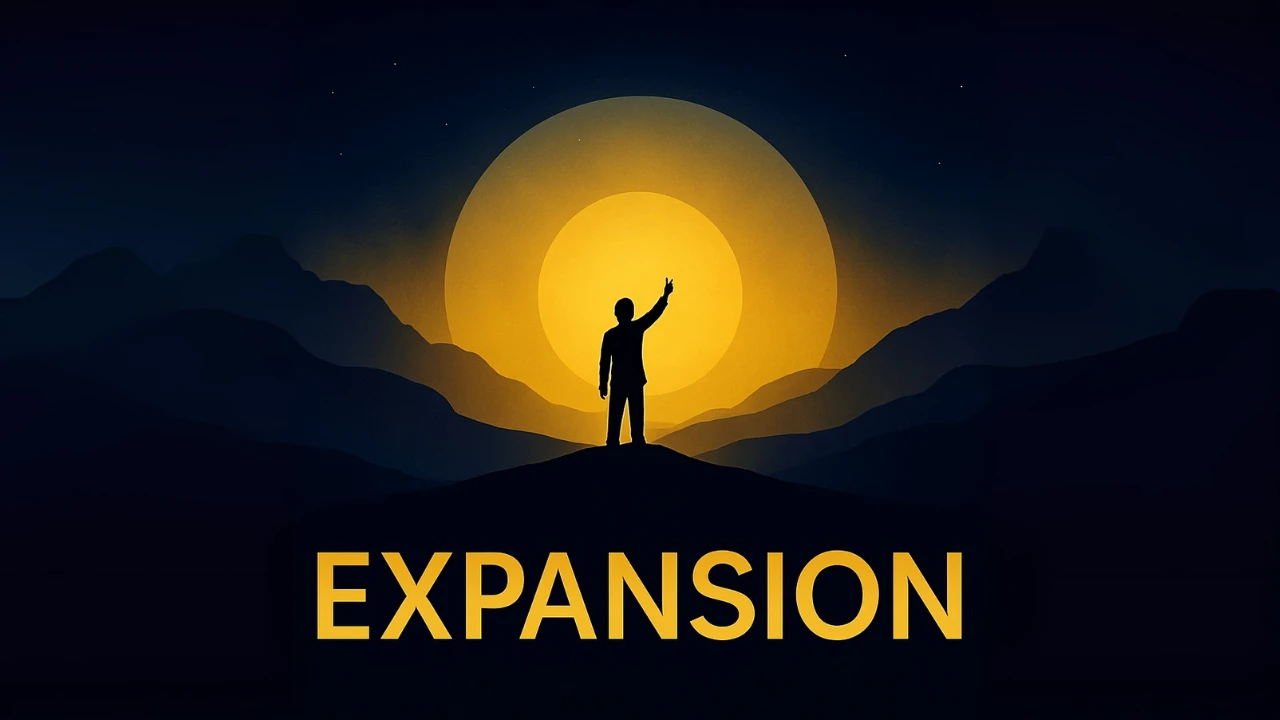 EXPANSION : une silhouette tournée vers un soleil jaune, au-dessus des montagnes