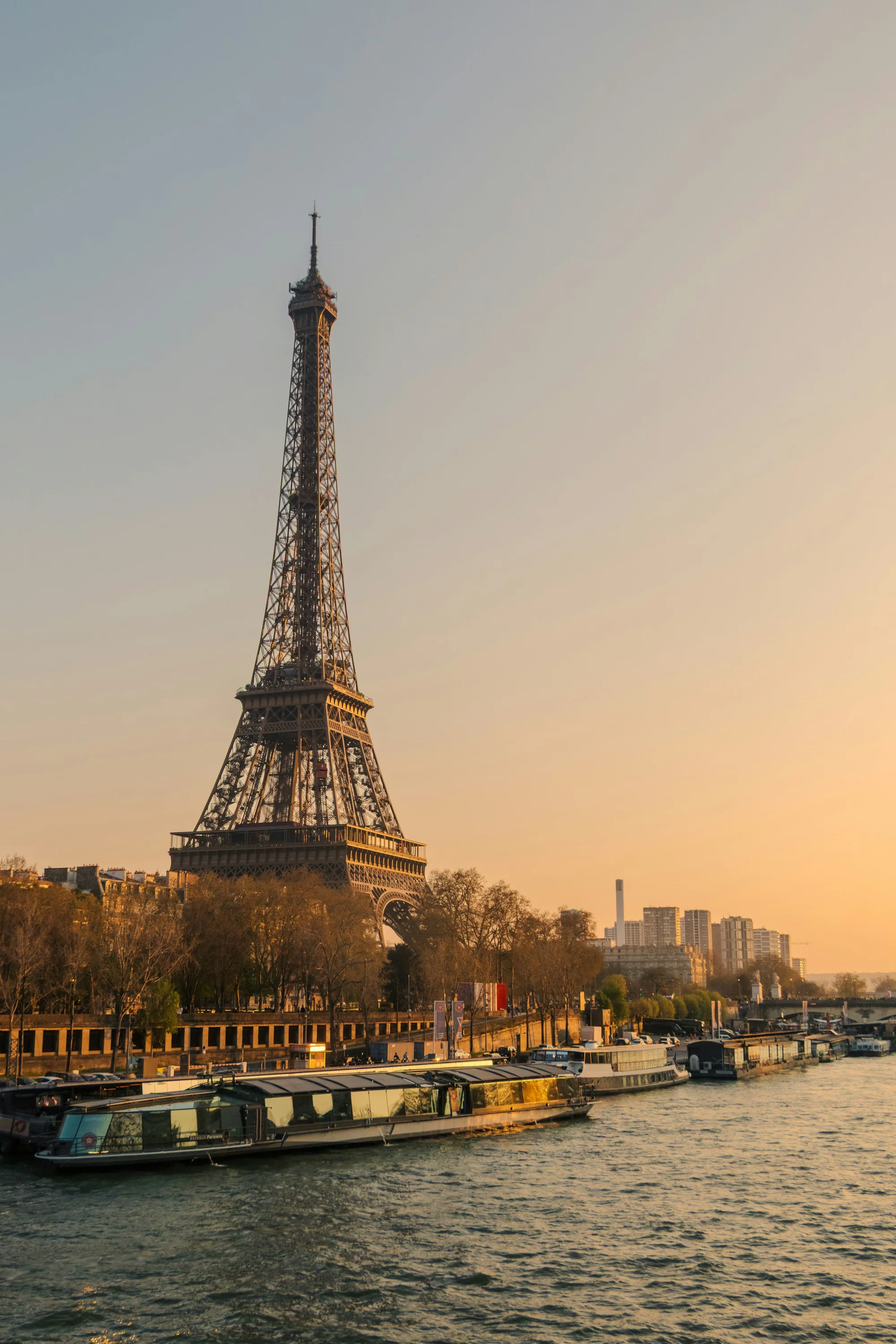 La tour Eiffel et la Seine à Paris, dans la lumière de fin de journée